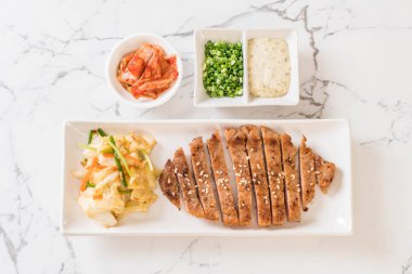 sebze ile dilimlenmiş domuz biftek ızgara 