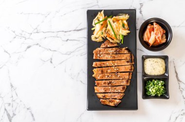 sebze ile dilimlenmiş domuz biftek ızgara 