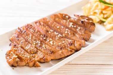 sebze ile dilimlenmiş domuz biftek ızgara 