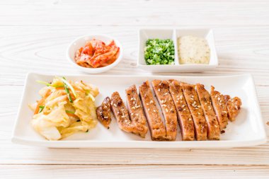 sebze ile dilimlenmiş domuz biftek ızgara 