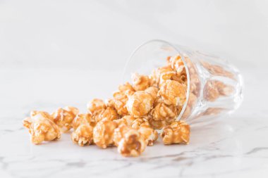 Patlamış Mısır ile karamel