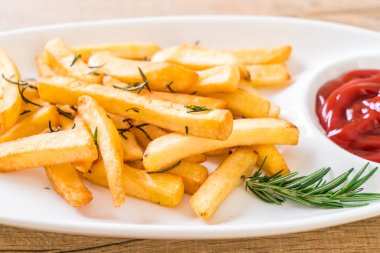 Soslu patates kızartması.