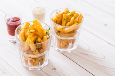 Soslu patates kızartması.