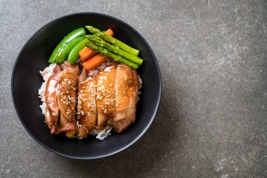 Teriyaki tavuk pilav kasesi