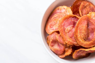 Kızarmış gevrek domuz pastırması