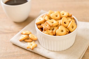 kahve ile bisküvi kraker