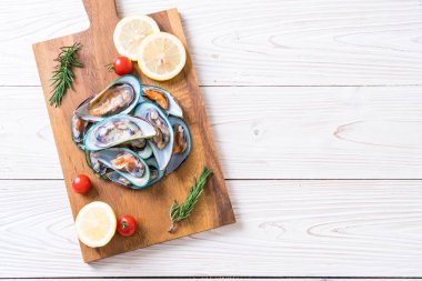 ahşap tahta üzerinde taze midye