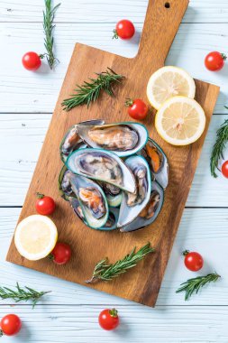 ahşap tahta üzerinde taze midye