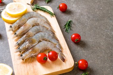 Tahtada çiğ karides ya da karides.