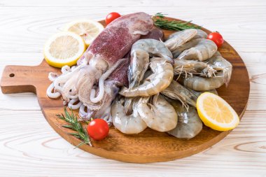 taze deniz ürünleri ham (karides, mürekkep) ahşap tahta üzerinde 
