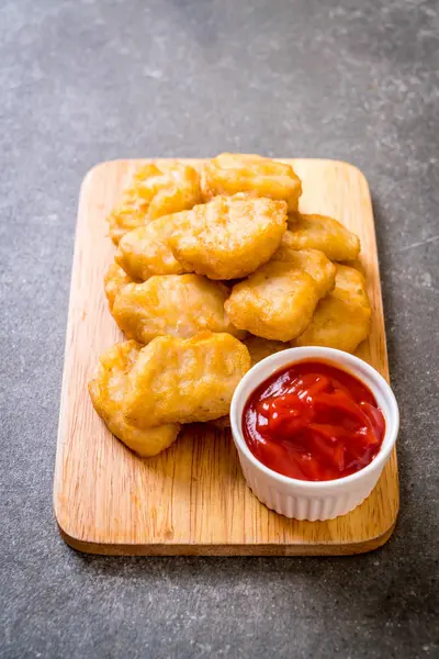 Nuggets de frango com molho — Fotografia de Stock