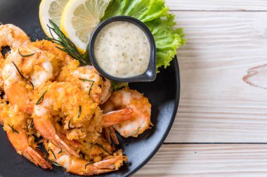 Soslu kızarmış karides.