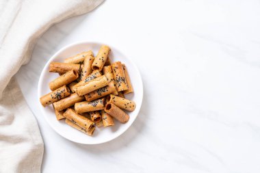 Taylandlı çıtır Hindistan cevizi rulo