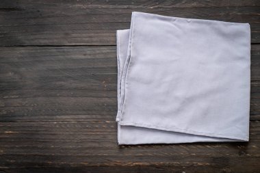 ahşap arka plan üzerinde mutfak bezi (peçete)
