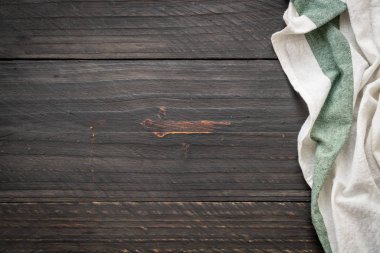 ahşap arka plan üzerinde mutfak bezi (peçete)