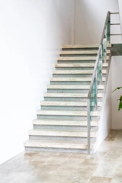 Arquitectura vacía de diseño de escalera — Foto de Stock