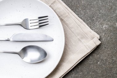 boş tabak kaşık çatal ve bıçak