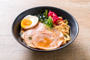 Baharatlı miso udon ramen noodle domuz eti ile