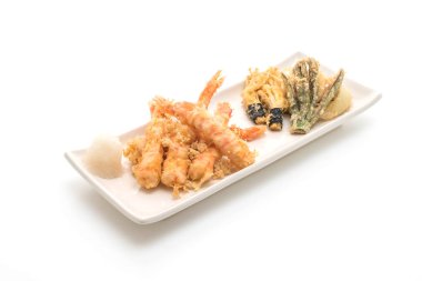 karides tempura (hırpalanmış kızarmış karides) beyaz arka plan üzerinde