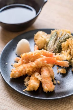 sebzeli karides tempura (hırpalanmış kızarmış karides)