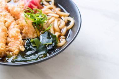 Udon ramen noodle ile karides tempura 