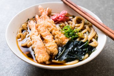 Udon ramen noodle ile karides tempura 