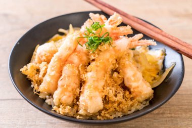 kızarmış karides tempura üzerinde pirinç kase tepesinde
