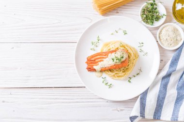 Kızarmış som balığı spagetti