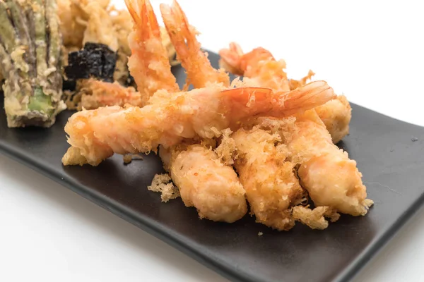 Camarones tempura (camarones fritos maltratados) sobre fondo blanco — Foto de Stock