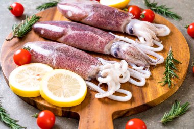 taze ahtapot veya mürekkep ahşap tahta üzerinde ham