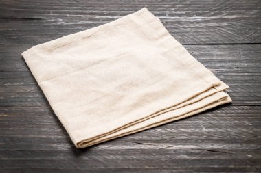 ahşap arka plan üzerinde mutfak bezi (peçete)