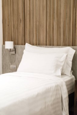 Yatak Dekorasyon otel yatak odasında rahat yastık