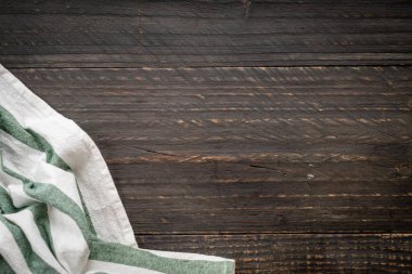 ahşap arka plan üzerinde mutfak bezi (peçete)