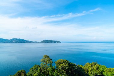 Güzel tropikal deniz ve plaj manzara ile havadan görünümü 