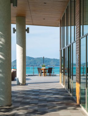 veranda sandalye ve masa deniz görünümü arka plan ile