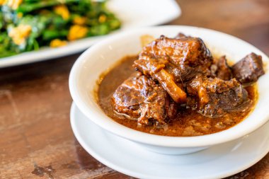 Phuket domuz eti güveç