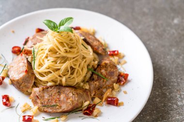 Sai Aua (Notrhern Tay baharatlı sucuk ile tavada kızartılmış spagetti)