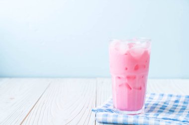 pembe çilek milkshake