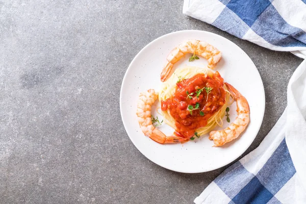 Σπαγγέτι με σάλτσα ντομάτα και γαρίδες — Φωτογραφία Αρχείου