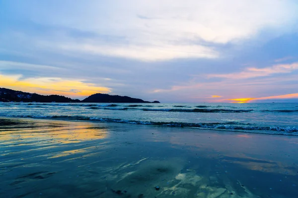 Playa tropical con hermoso cielo — Foto de Stock
