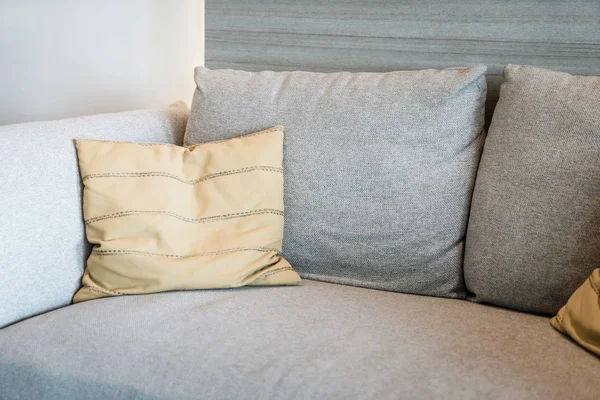 Подушка на диване украшения интерьера — стоковое фото