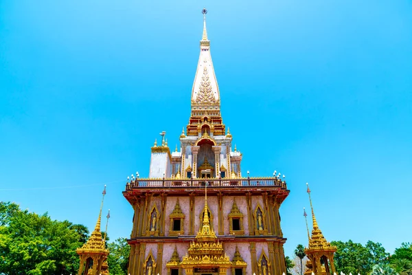 Belle architecture au Temple Chaitararam à Phuket — Photo