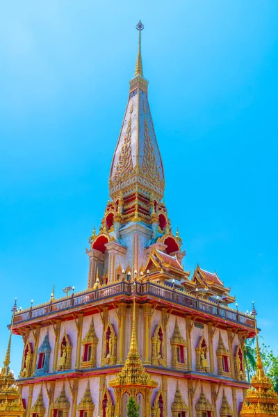 Krásná architektura v Chaitararam chrámu v Phuketu — Stock fotografie