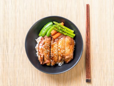 Teriyaki tavuk pilav kasesi