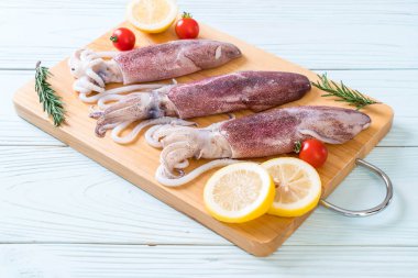 taze ahtapot veya mürekkep ahşap tahta üzerinde ham