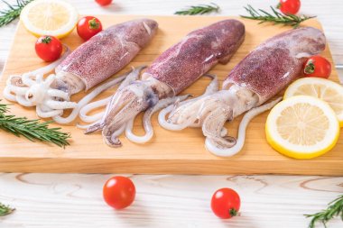 taze ahtapot veya mürekkep ahşap tahta üzerinde ham