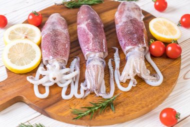 taze ahtapot veya mürekkep ahşap tahta üzerinde ham