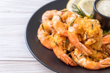 Soslu kızarmış karides.