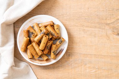 Taylandlı çıtır Hindistan cevizi rulo