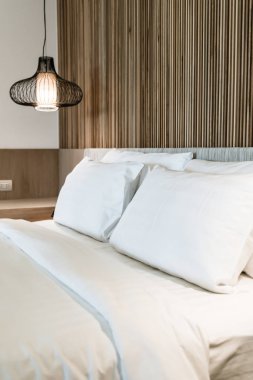Yatak Dekorasyon otel yatak odasında rahat yastık